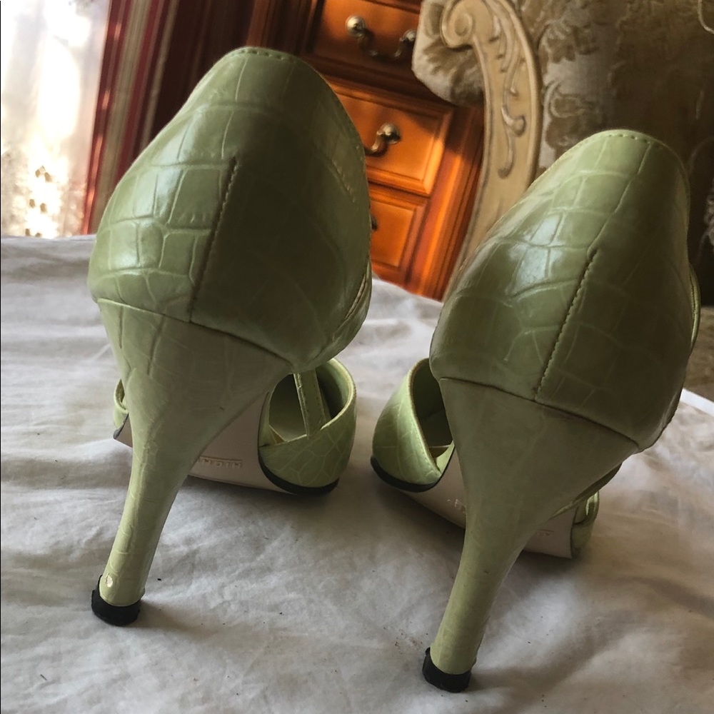 Shoes - Picture 2 of 4